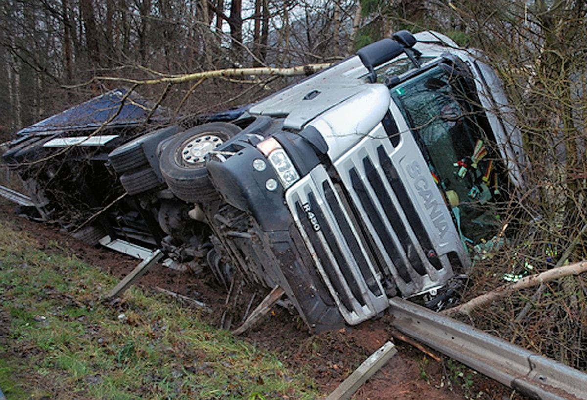 POL-PPWP: Umgefallener Lkw auf B 10