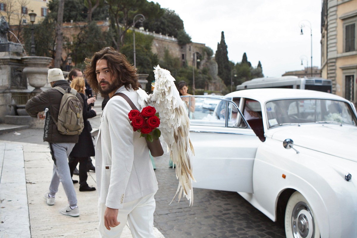 Via Livestream rote Rosen zum Valentinstag verschenken / Command Cupid: Liebe auf den ersten digitalen Blick