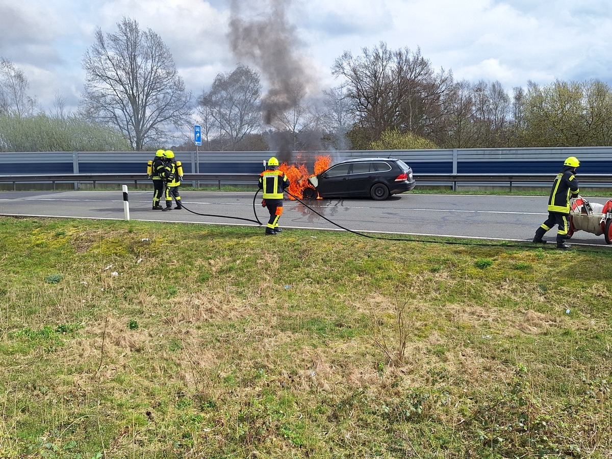 FW-ROW: Brennt Auto auf Autobahnabfahrt