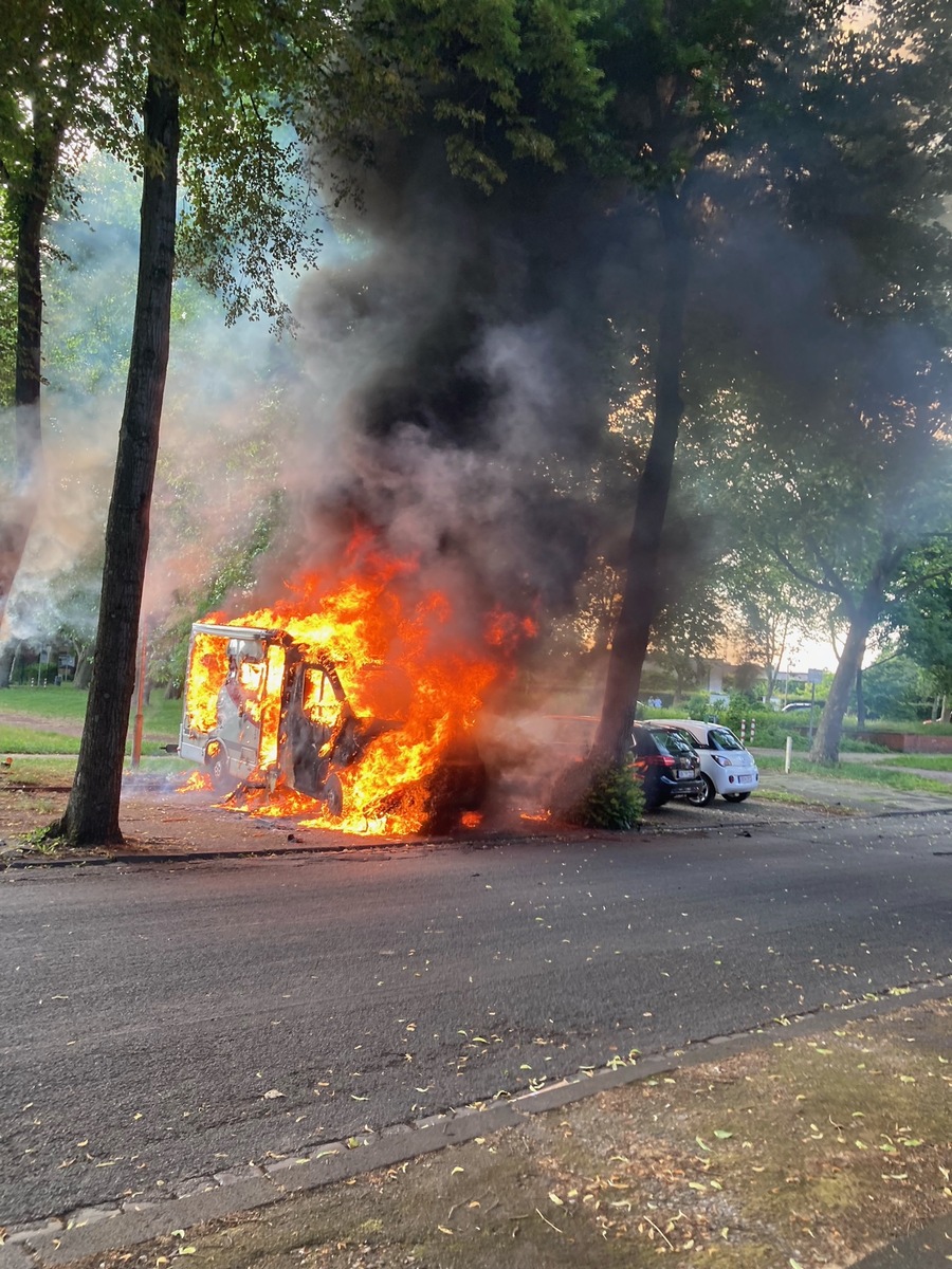 FW-OB: Wohnmobil in Vollbrand