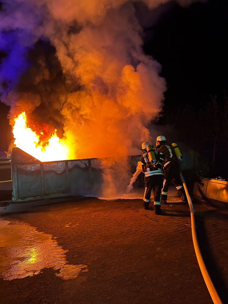 FW-Schermbeck: Gemeldeter Gewerbe-/Industriehallenbrand