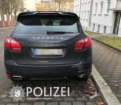 POL-PPWP: Parkendes Auto beschädigt