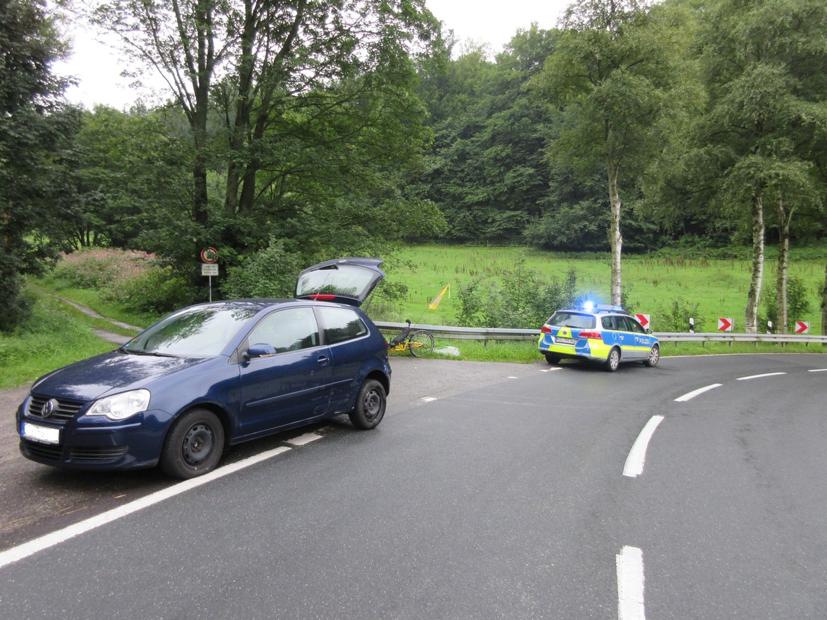 POL-HM: Unfall auf der L 550 - Fahrradfahrer geriet in den Gegenverkehr und prallt gegen einen Pkw - glücklicherweise nur leicht verletzt