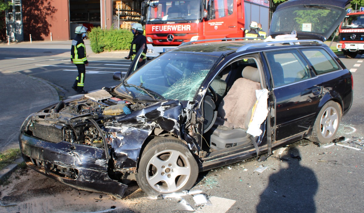 POL-MI: PKW und Bus kollidieren - Fünf Personen verletzt