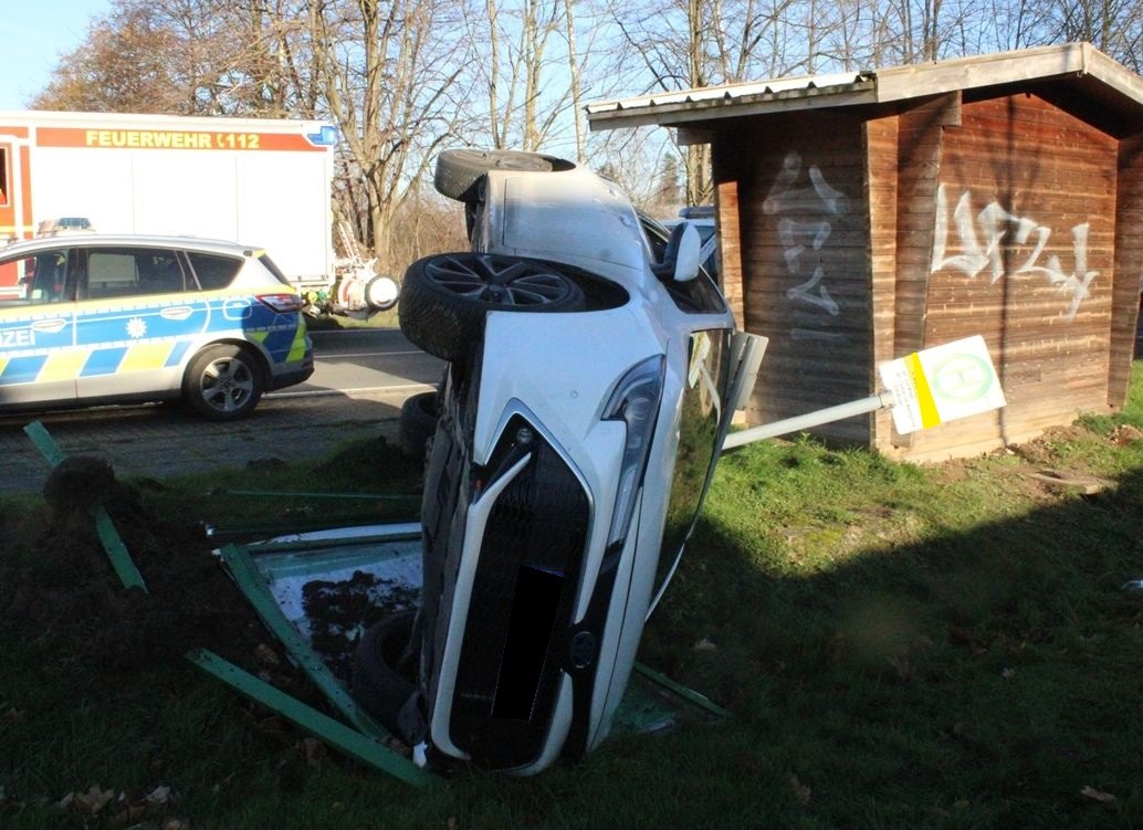 POL-MI: Auto kippt nach Unfall auf die Seite