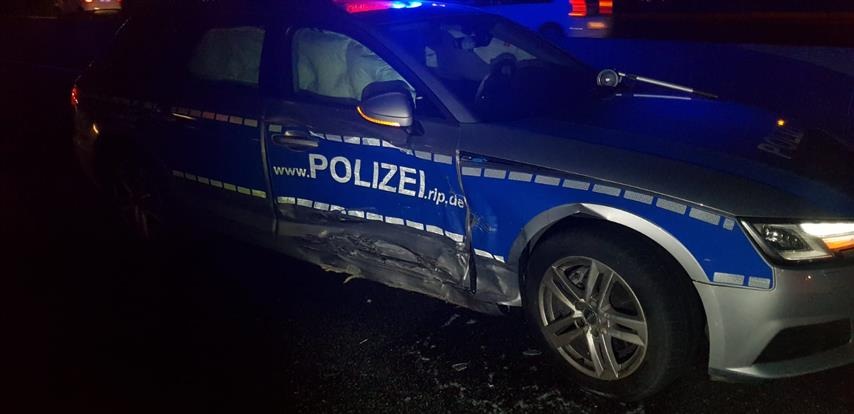 POL-PPKO: Polizeiauto übersehen - Toyota kracht in Stauabsicherung