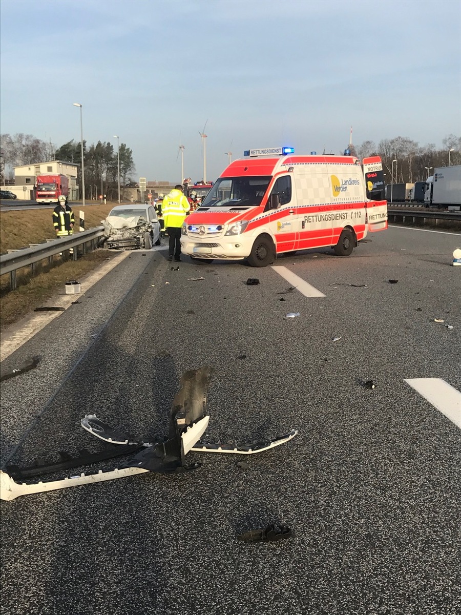 POL-VER: Party aufgelöst + Kassiererin nach Diebstahl geschubst + Motoröl illegal entsorgt + Auto nach Unfall abgeschleppt + Frau bei Unfall schwer verletzt (mit Bild) + Polizei sucht Zeugen