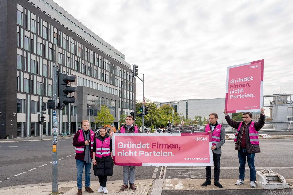 INSM demonstriert vor Wagenknecht-Pressekonferenz: Gründet Firmen, nicht Parteien