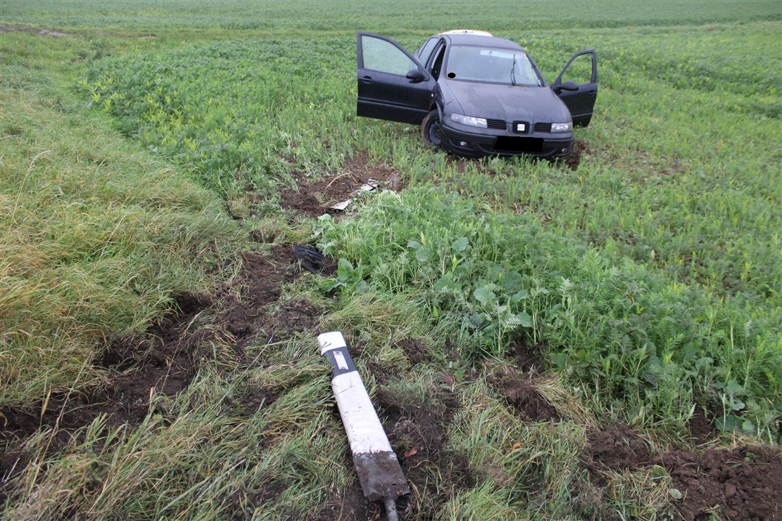 POL-MI: Auto rutscht auf Acker