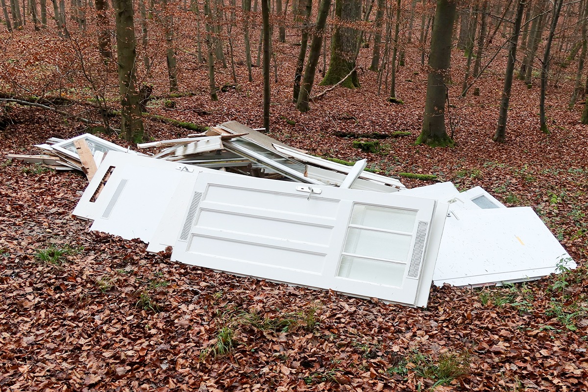 POL-LDK: Wem gehören die Türen und Fenster aus dem Wald bei Oberweidbach?