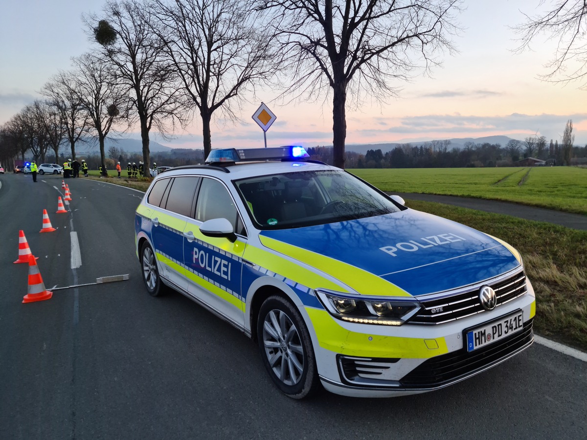 POL-HM: Pkw prallt gegen Baum - Fahrerin schwer verletzt