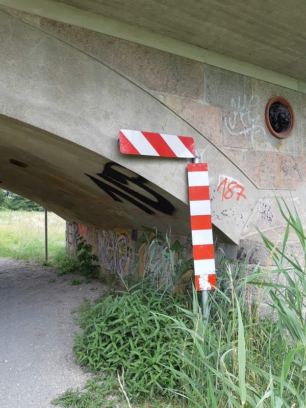 BPOLHRO Warnbake in die Gleise der Schnellfahrstrecke