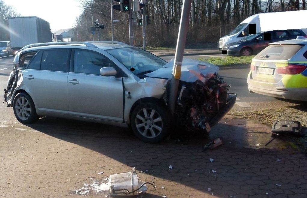 POL-MI: Auto kollidiert mit Sattelzug auf Kreuzung zur B 482