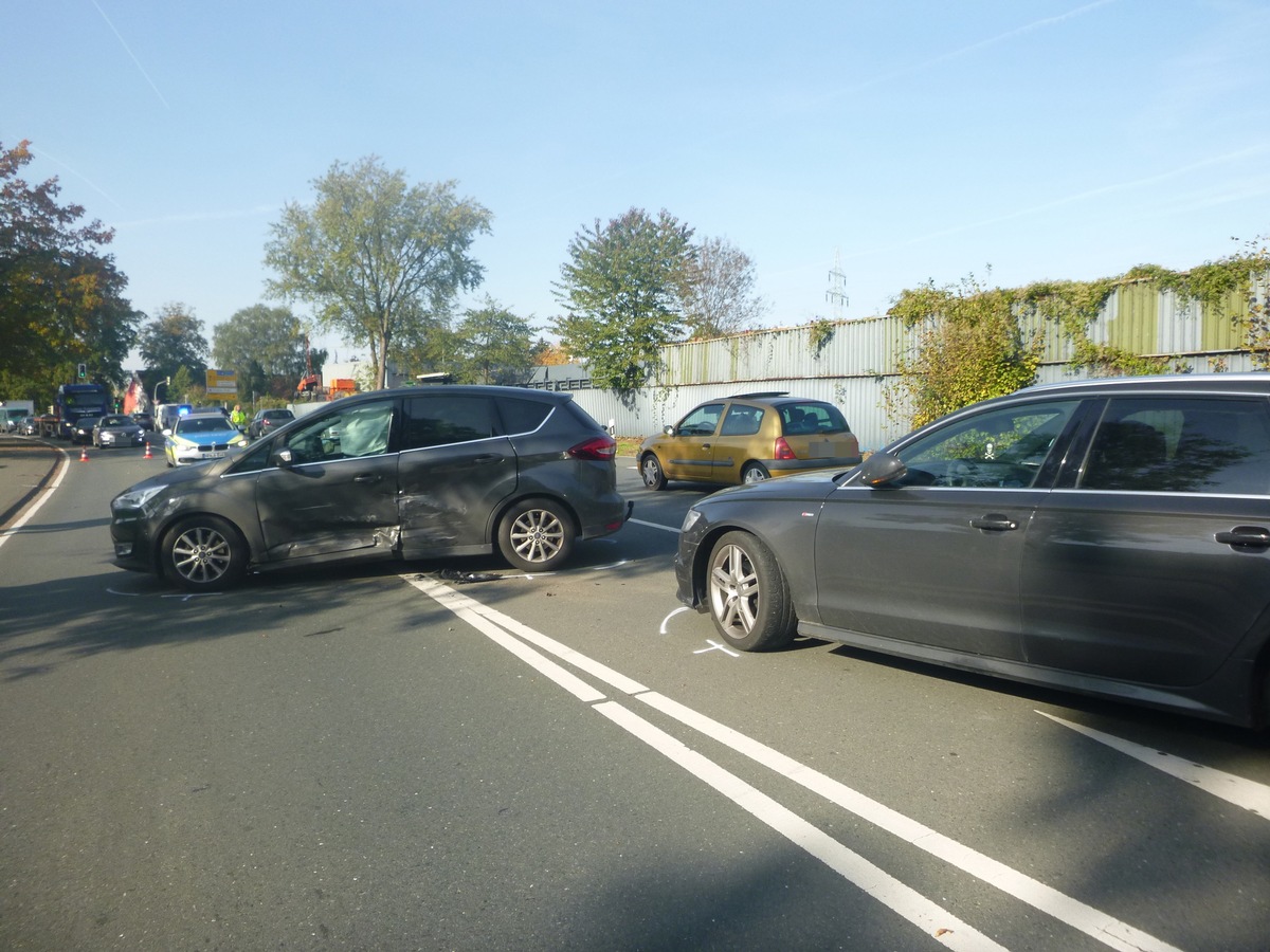 POL-HF: Verkehrsunfall mit Personenschaden - 
Kollision auf Linksabbiegerspur