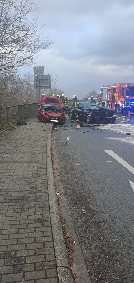 FW-EN: Wetter - Baum auf Auto, Person auf Balkon und Verkehrsunfall