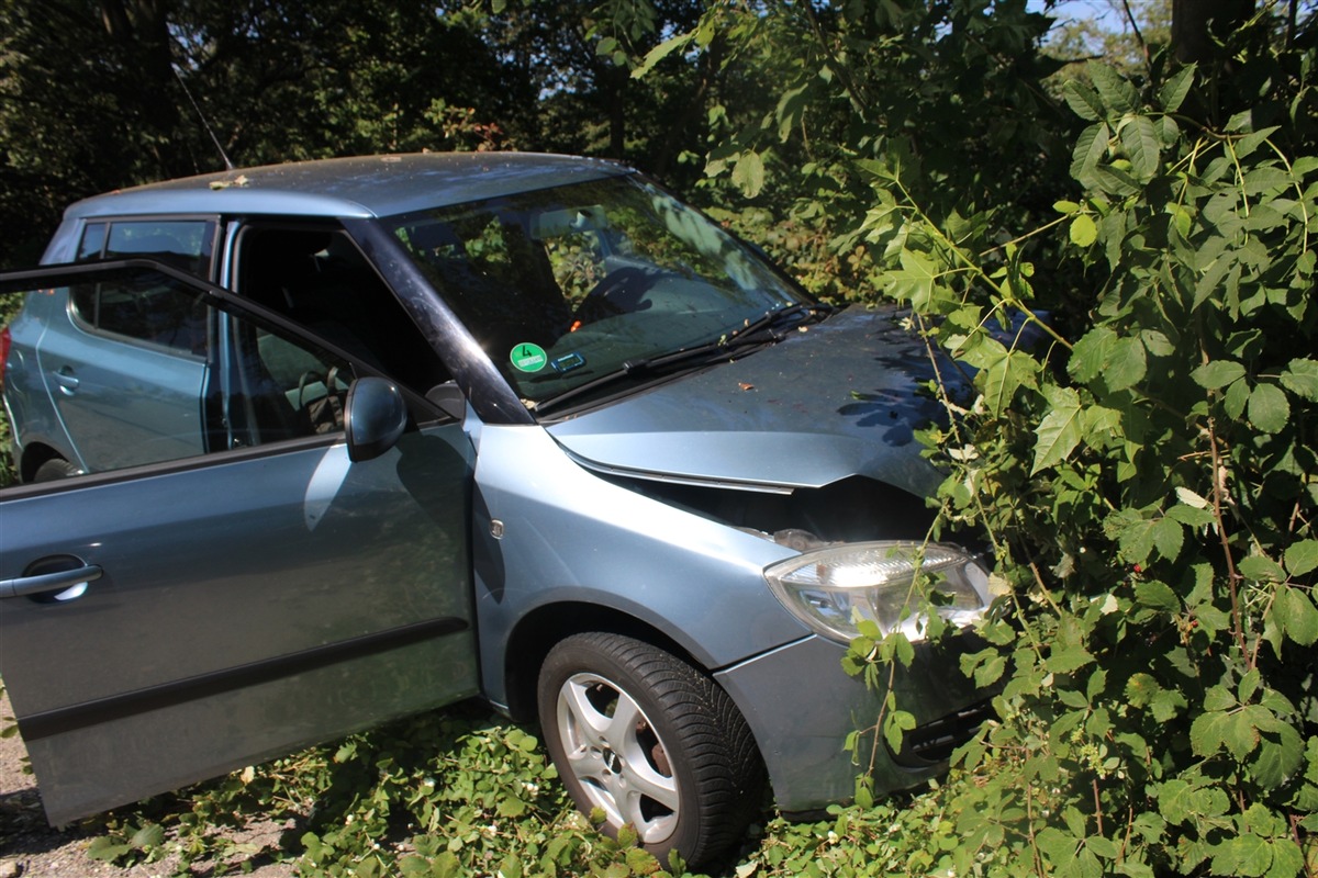 POL-DN: Trinkflasche führt zu Unfall - 66-Jährige leicht verletzt