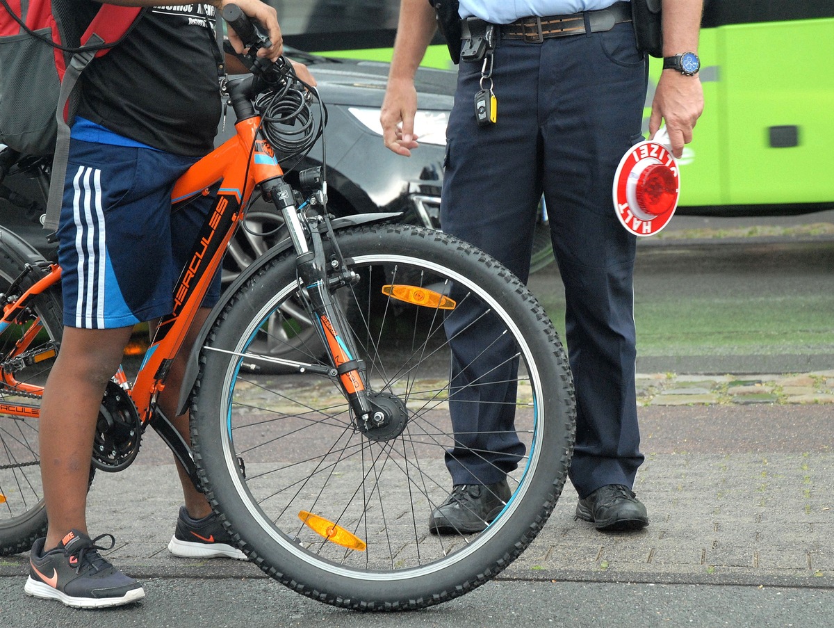 POL-HX: &quot;Sichtbarkeit schafft Sicherheit&quot; Polizei im Kreis Höxter beteiligt sich an der Aktionswoche &quot;Fahrrad und Pedelec&quot;