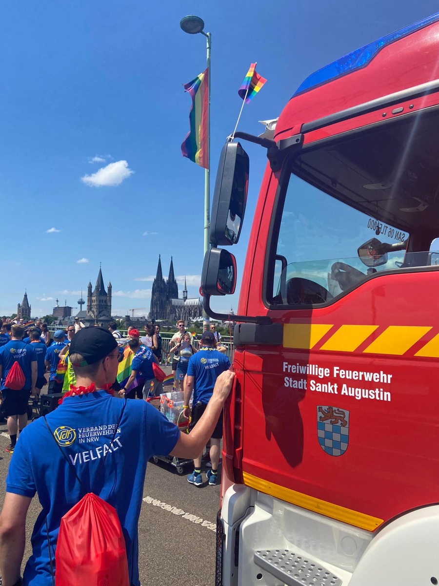 FW Sankt Augustin: Freiwillige Feuerwehr Sankt Augustin stellt Begleitfahrzeug für CSD-Parade + + + Einheit Buisdorf unterstützt Verband der Feuerwehren NRW