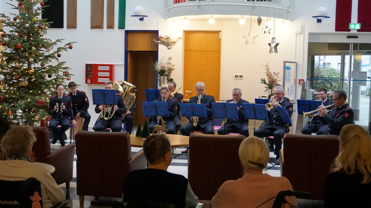 FW Tönisvorst: Musikzug der Freiwilligen Feuerwehr Tönisvorst sorgte am Heiligen Abend für weihnachtliche Stimmung im Seniorenhaus in St. Tönis.