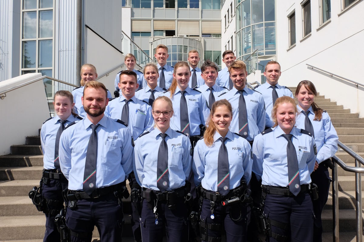 POL-RBK: Rheinisch-Bergischer Kreis - Landrat Stephan Santelmann begrüßt 36 neue Polizistinnen und Polizisten