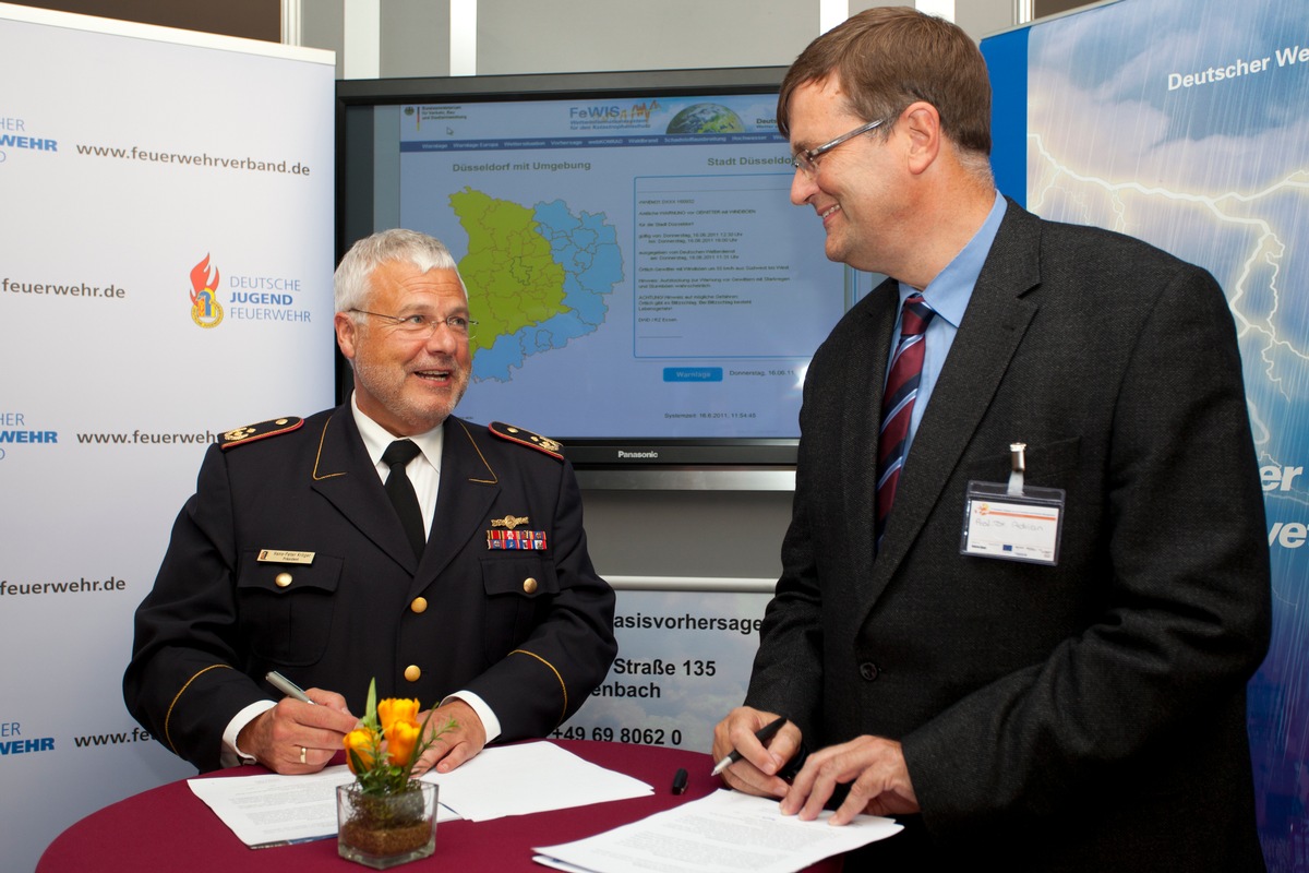 DFV und Deutscher Wetterdienst schließen Kooperation / Präsidenten Kröger und Adrian unterzeichnen Vertrag bei Bonner Kongress (mit Bild)