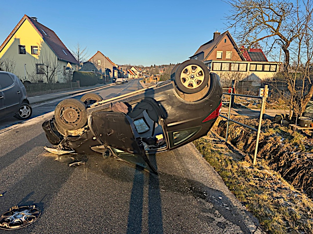 POL-HM: Auto kippt nach Kollision auf das Fahrzeugdach