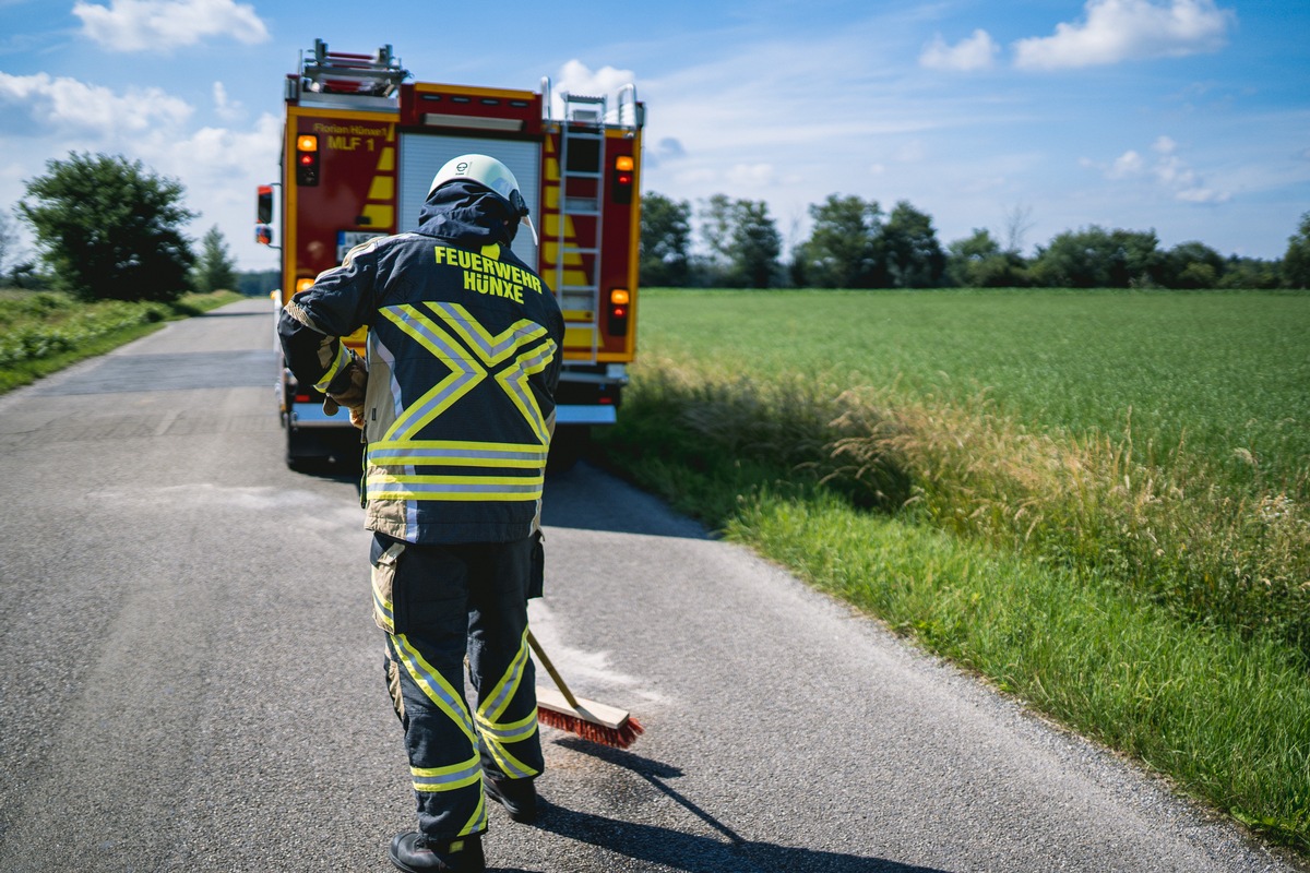 FW Hünxe: Austritt von Betriebsstoffen aus einem Pkw