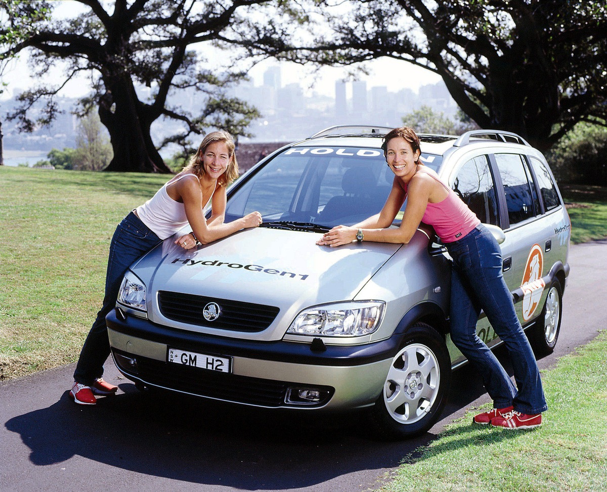 Olympia: Abgasfreier Zafira als Marathon-Pace-Car / Brennstoffzellen-Technologie beeindruckt Beach-Volleyballerinnen