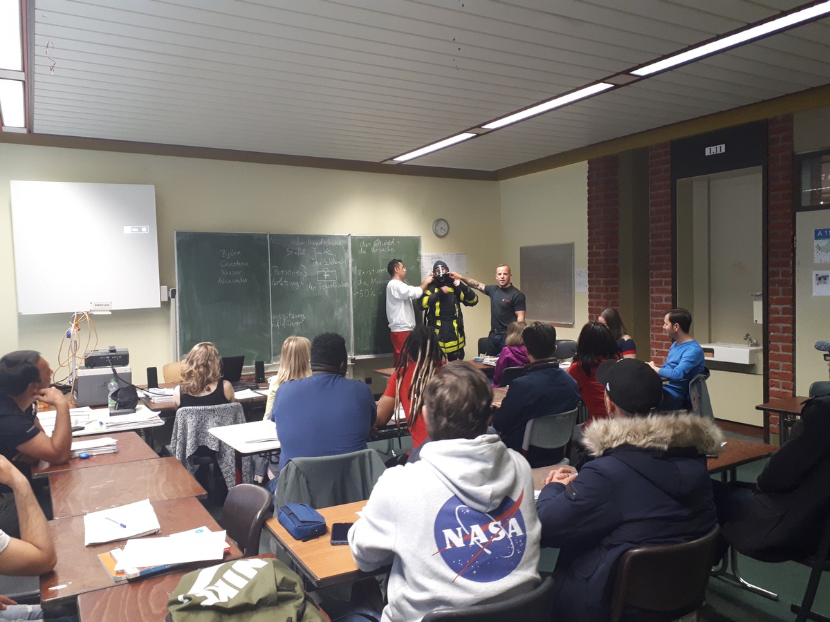 FW-Dorsten: Die Feuerwehr kommt zum &quot;Vokabeltraining&quot; - Besuch des Integrations- und Sprachkurses der VHS-Dorsten