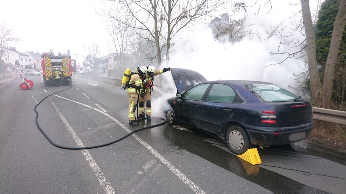 FW Menden: Feuerwehr Menden löscht PKW-Brand