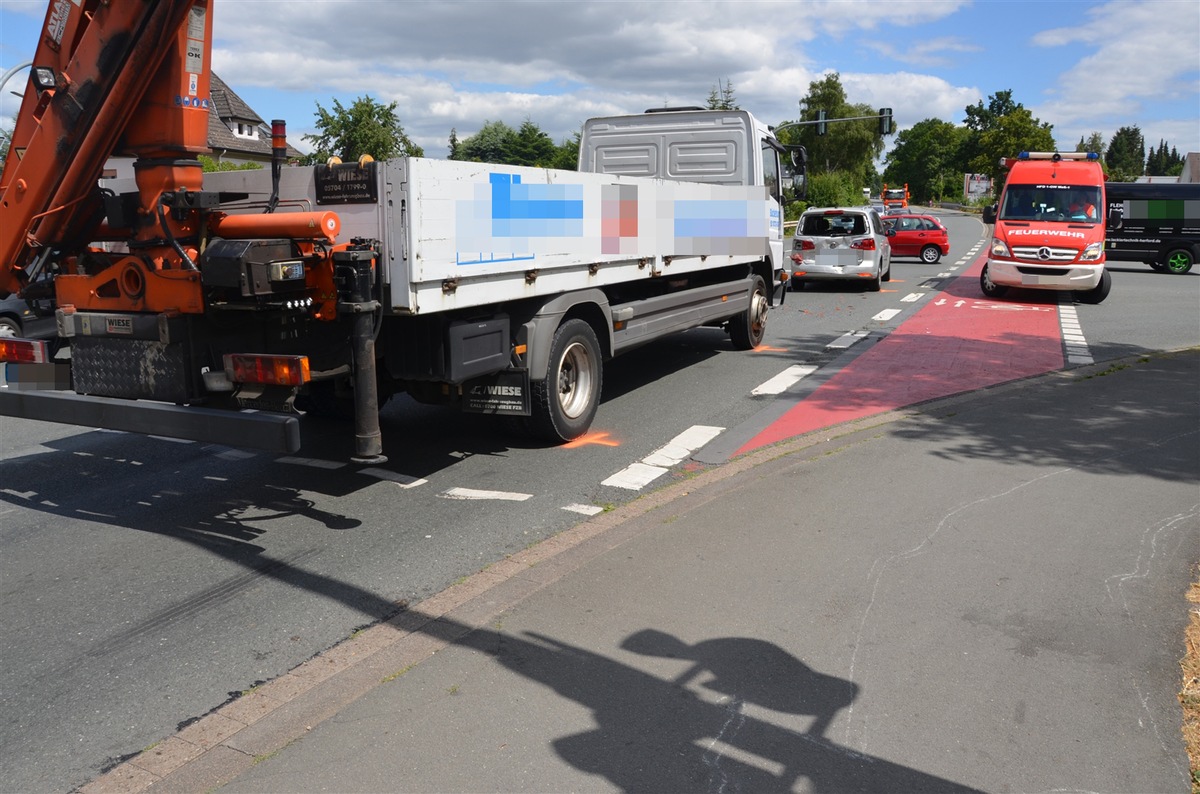 POL-HF: Verkehrsunfall mit Personenschaden -
LKW fährt auf bremsenden Touran auf