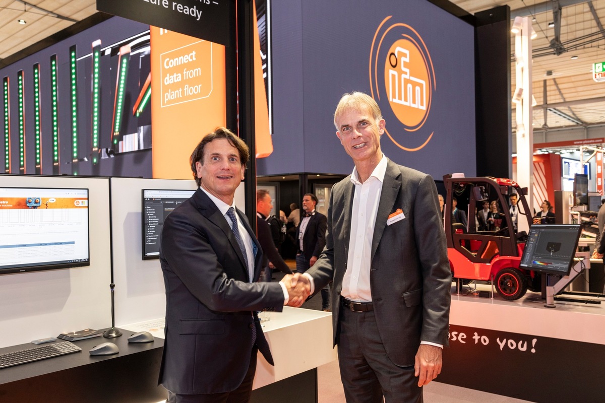 ifm unterzeichnet Vereinbarung mit Microsoft; Pressemitteilung der ifm electronic gmbh zur Hannover Messe