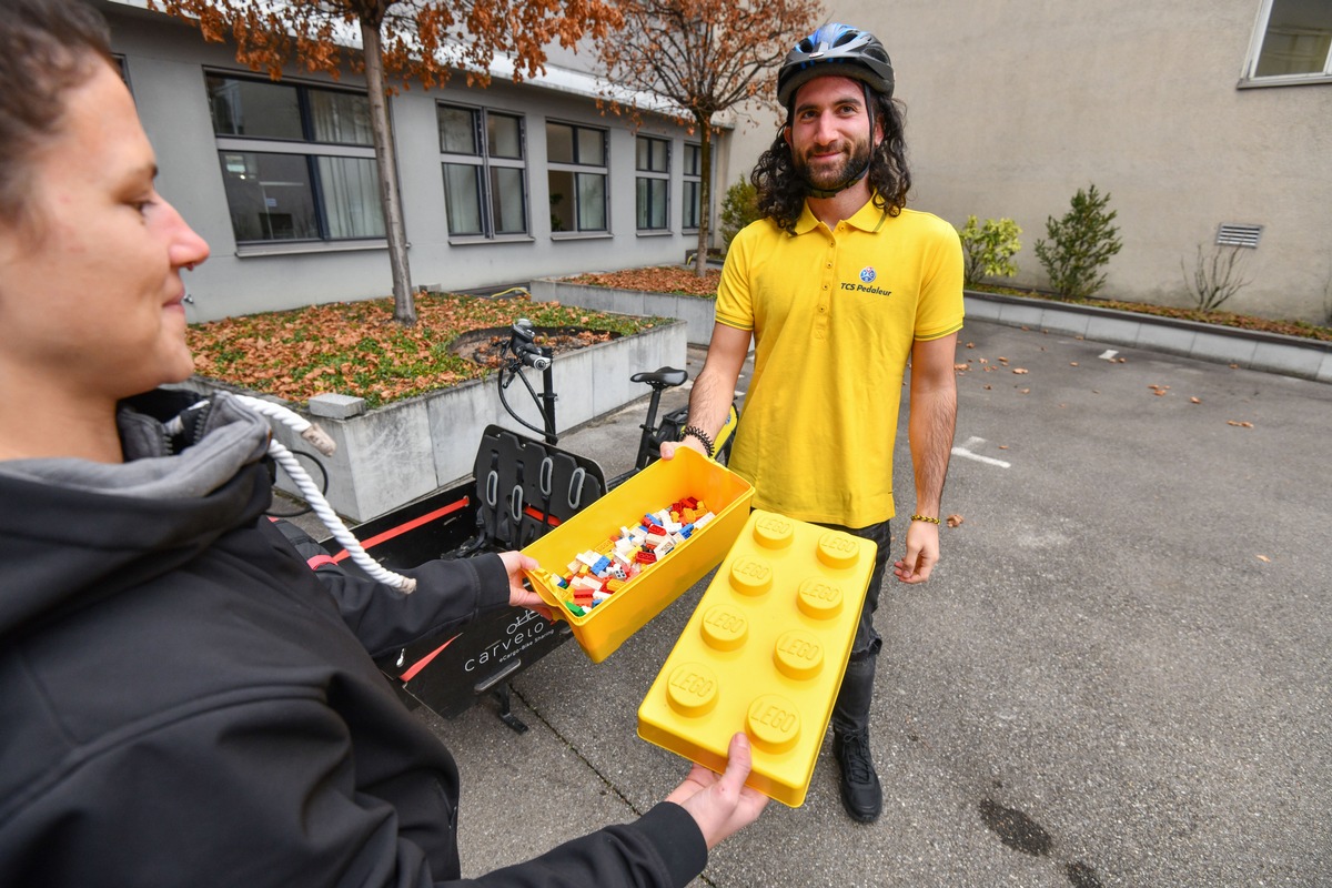 carvelo2go e i &quot;TCS Pedaleure&quot; raccolgono i mattoncini Lego