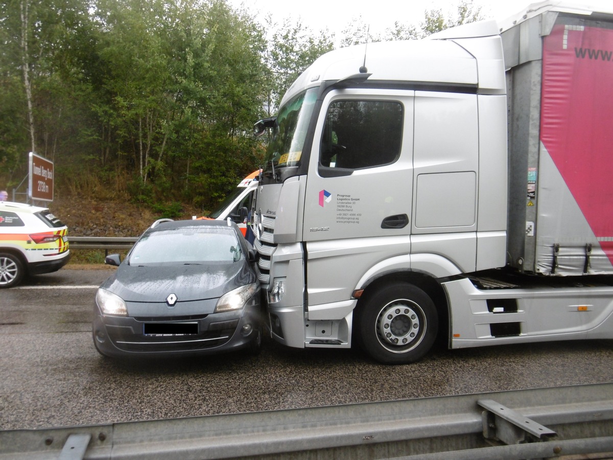 API-TH: LKW schiebt PKW 50m vor sich her