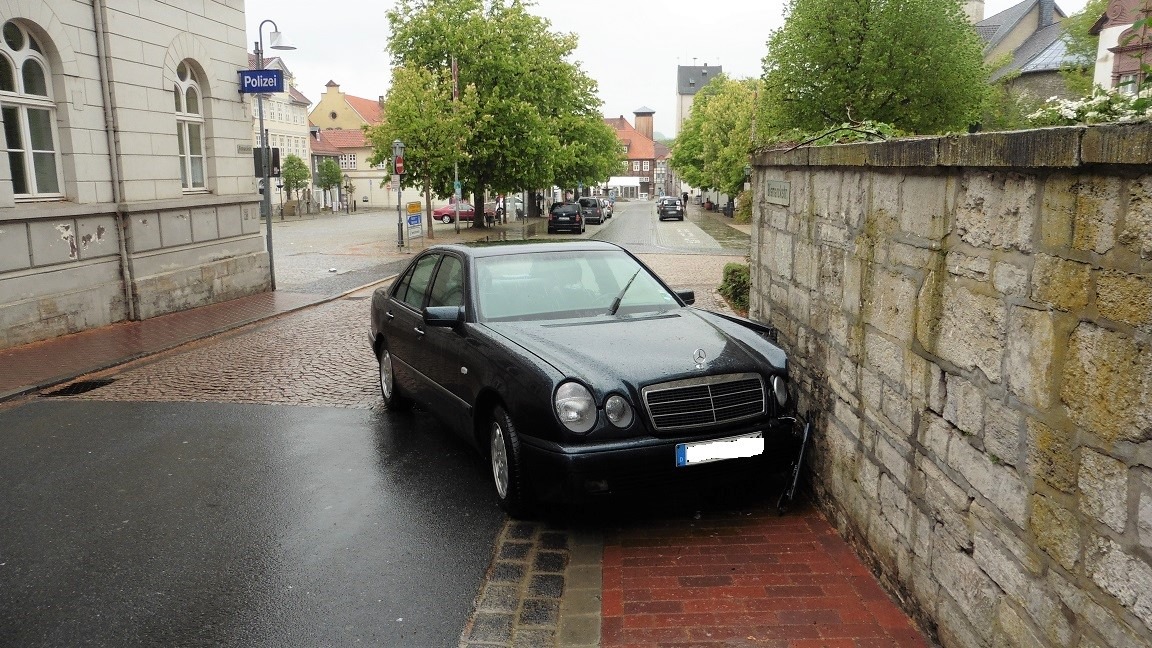 POL-NOM: Bad Gandersheim - PKW gegen landet an der Stadtmauer