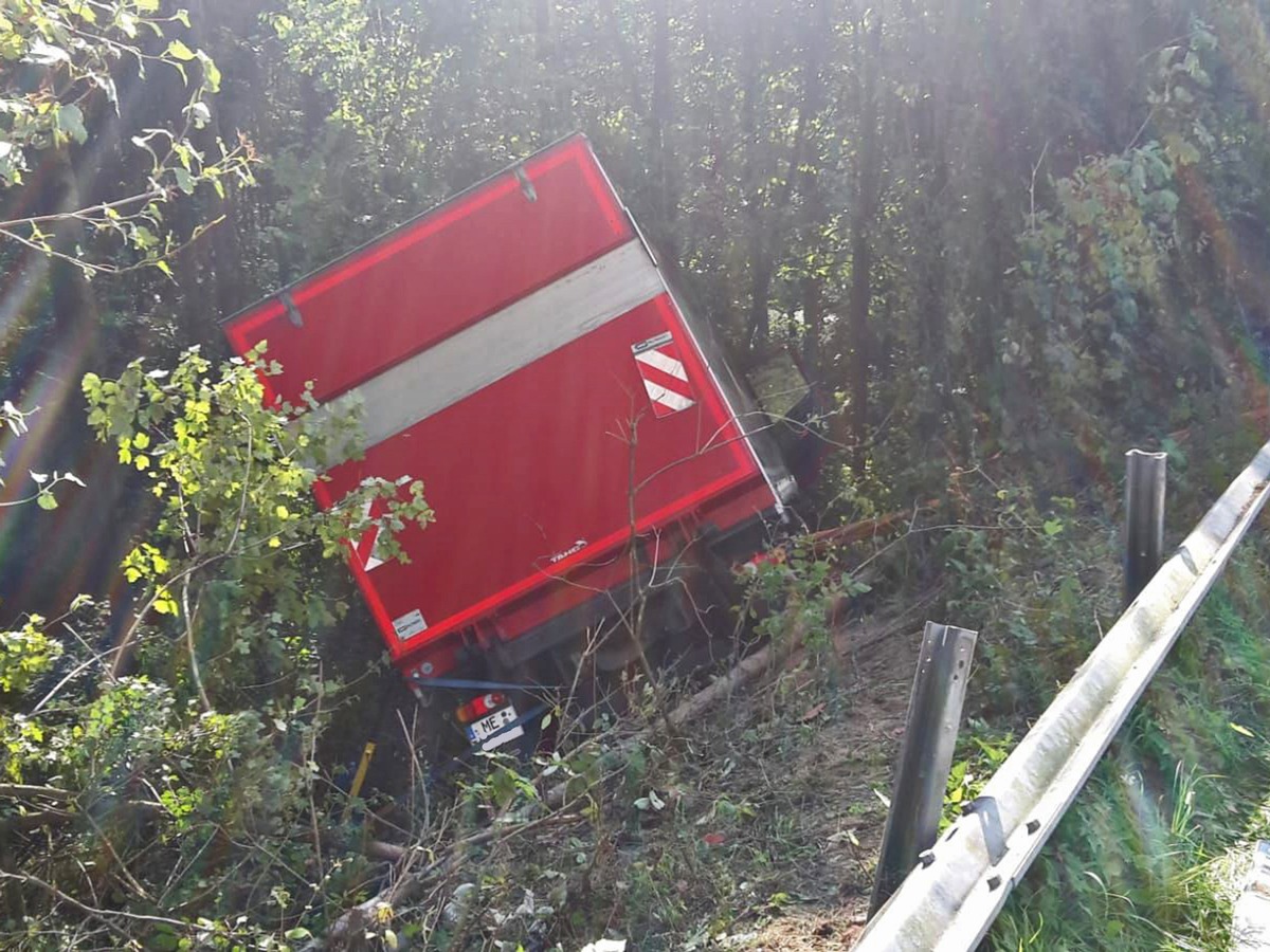 POL-ME: Schwerer LKW-Unfall mit eingesetztem Rettungshubschrauber - Velbert - 1909079