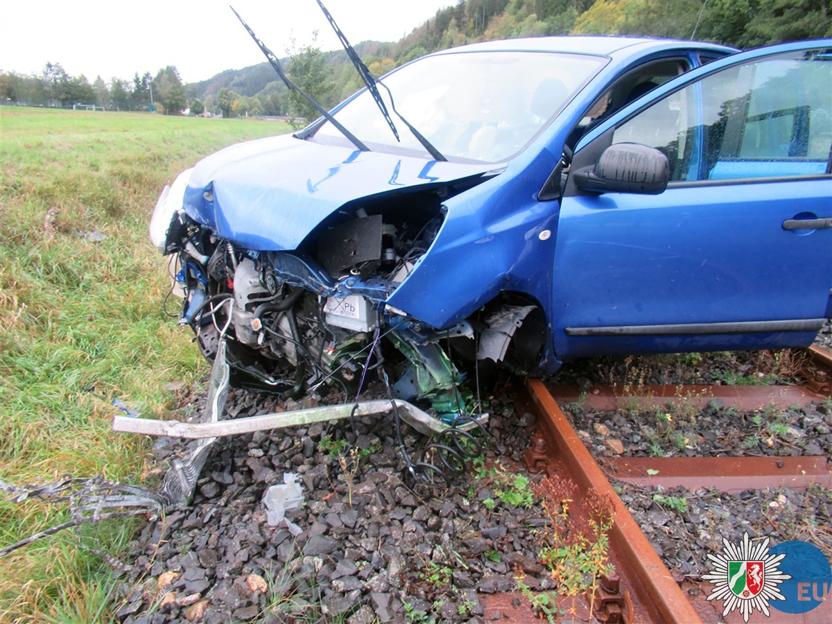 POL-EU: Autofahrt endet auf Schienentrasse