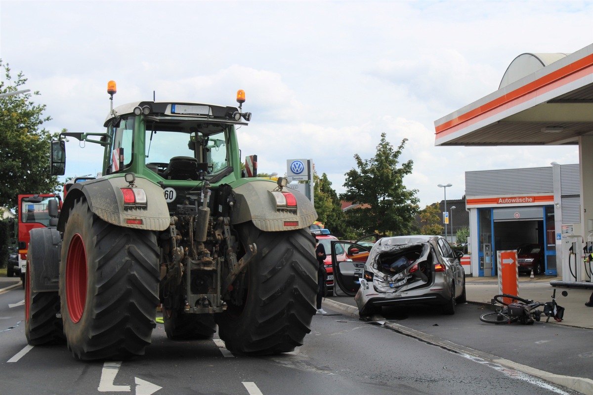 POL-RBK: Rösrath - Auffahrunfall zwischen Traktor und Pkw - 2 Schwerverletzte und hoher Sachschaden