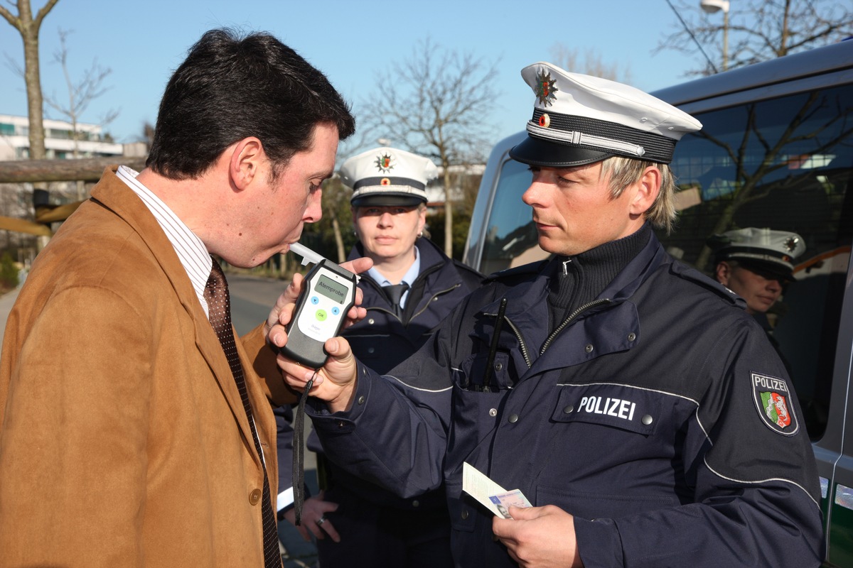 POL-ME: Nur leichter Auffahrunfall, aber im Alkoholrausch - Langenfeld - 1812025