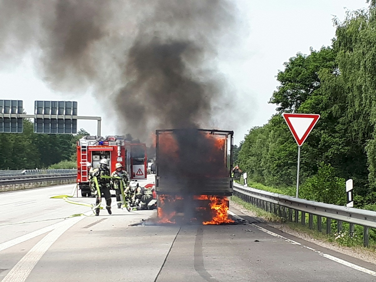 POL-PDKL: Klein-LKW in Brand