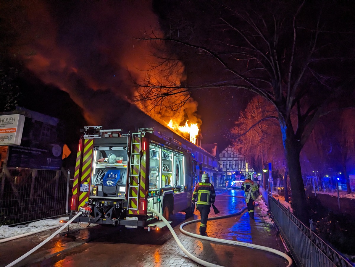 FW-ROW: Mehrfamilienhaus brennt in Rotenburger Altstadt