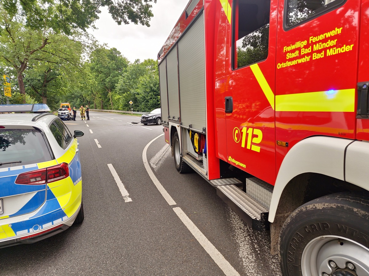 POL-HM: Zwei Verletzte nach Kollision zwischen Pkw und Motorrad auf der Bundesstraße 442