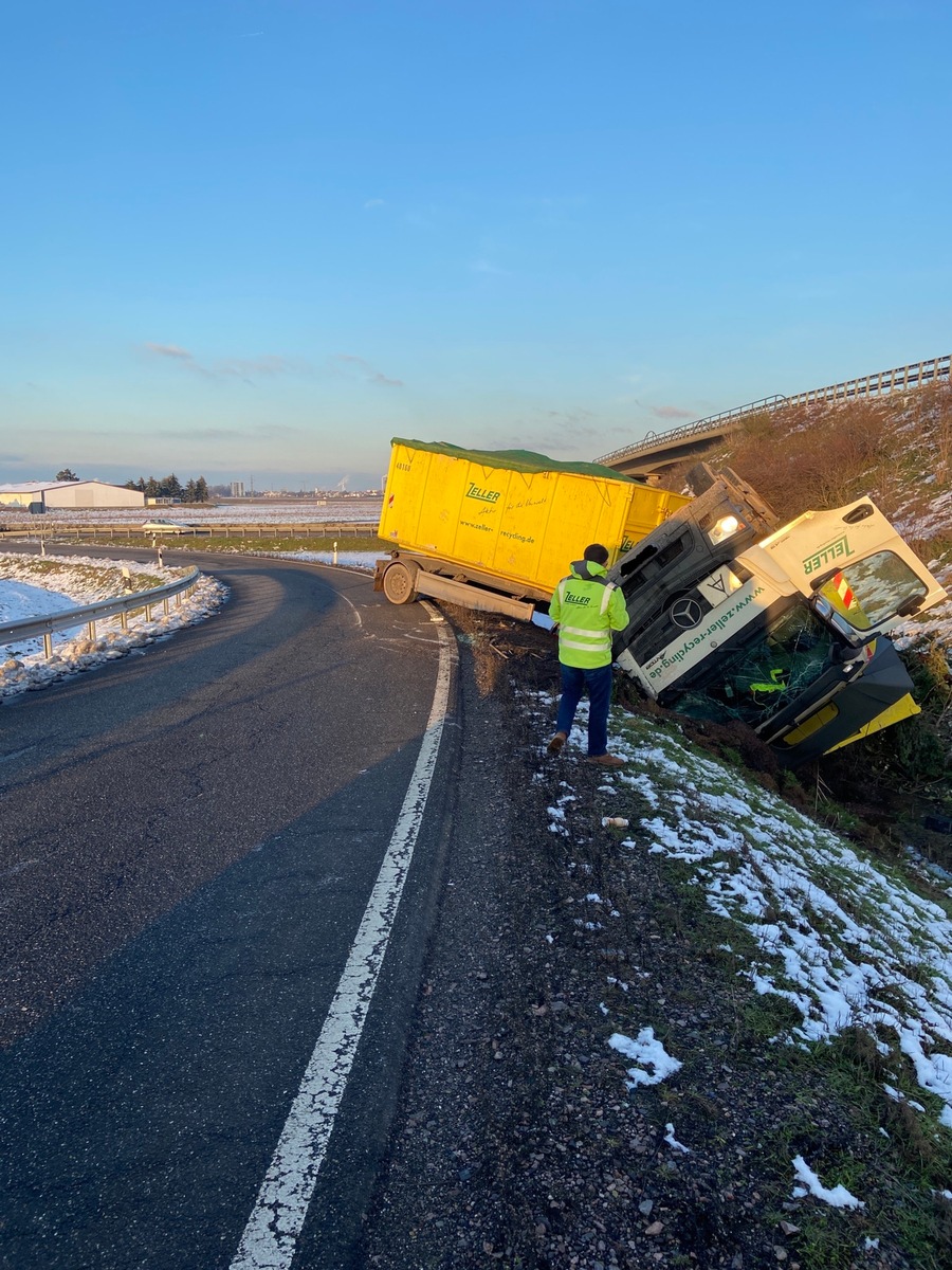 POL-PDNW: Autobahnpolizei Ruchheim - Lkw landet im Straßengraben der B9