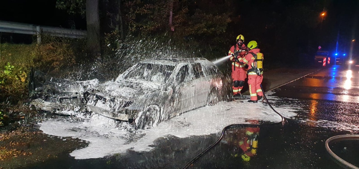 Feuerwehr Weeze: PKW Brände halten die Feuerwehr in der Nacht zu Mittwoch erneut auf Trab