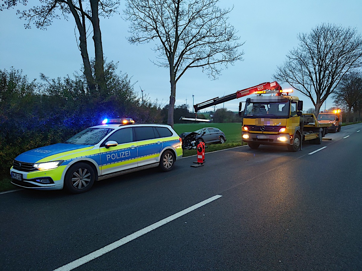 POL-HM: Pkw kommt auf der B442 bei Bäntorf von der Fahrbahn ab und prallt gegen Baum