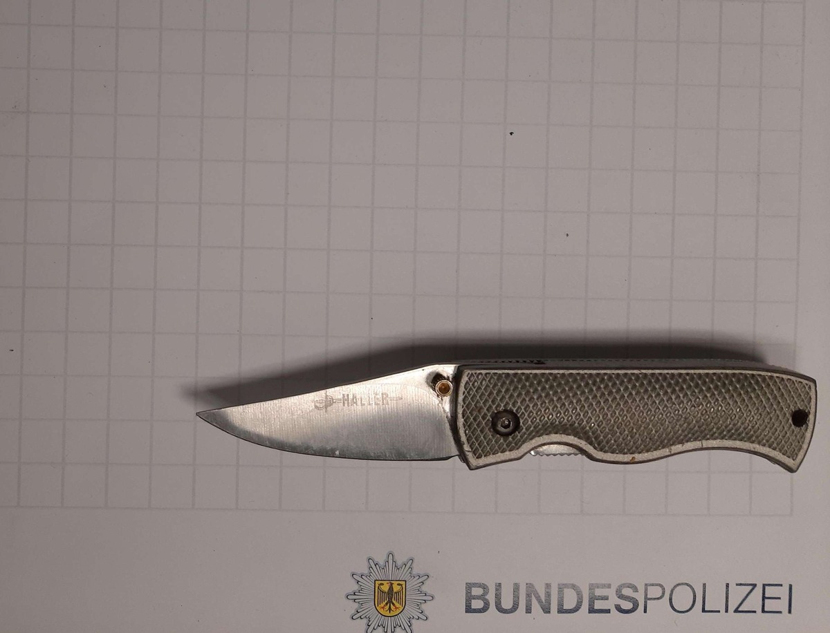 BPOL NRW: Bundespolizei stellt 14-Jährigen mit Einhandmesser