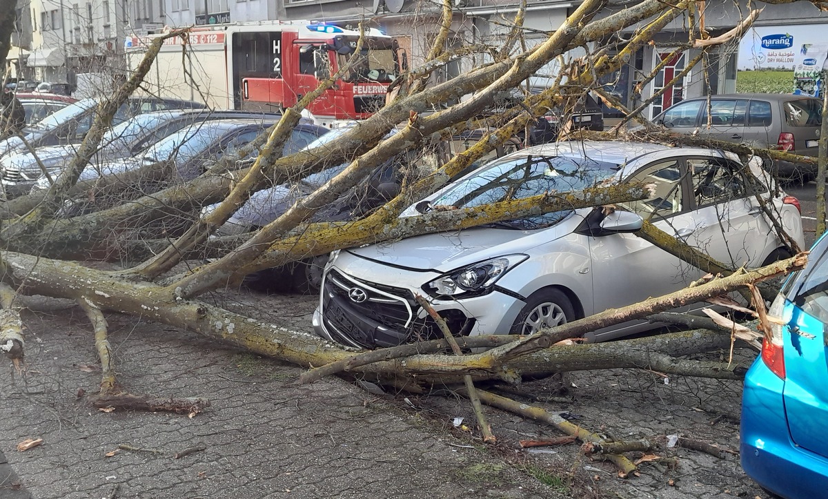 FW Moers: Sturmböen über Moers / Mehrere Autos beschädigt