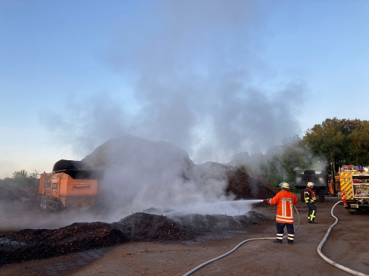 FFW Schiffdorf: Feuerwehr löscht Kleinbrand an Hackschnitzelhaufen