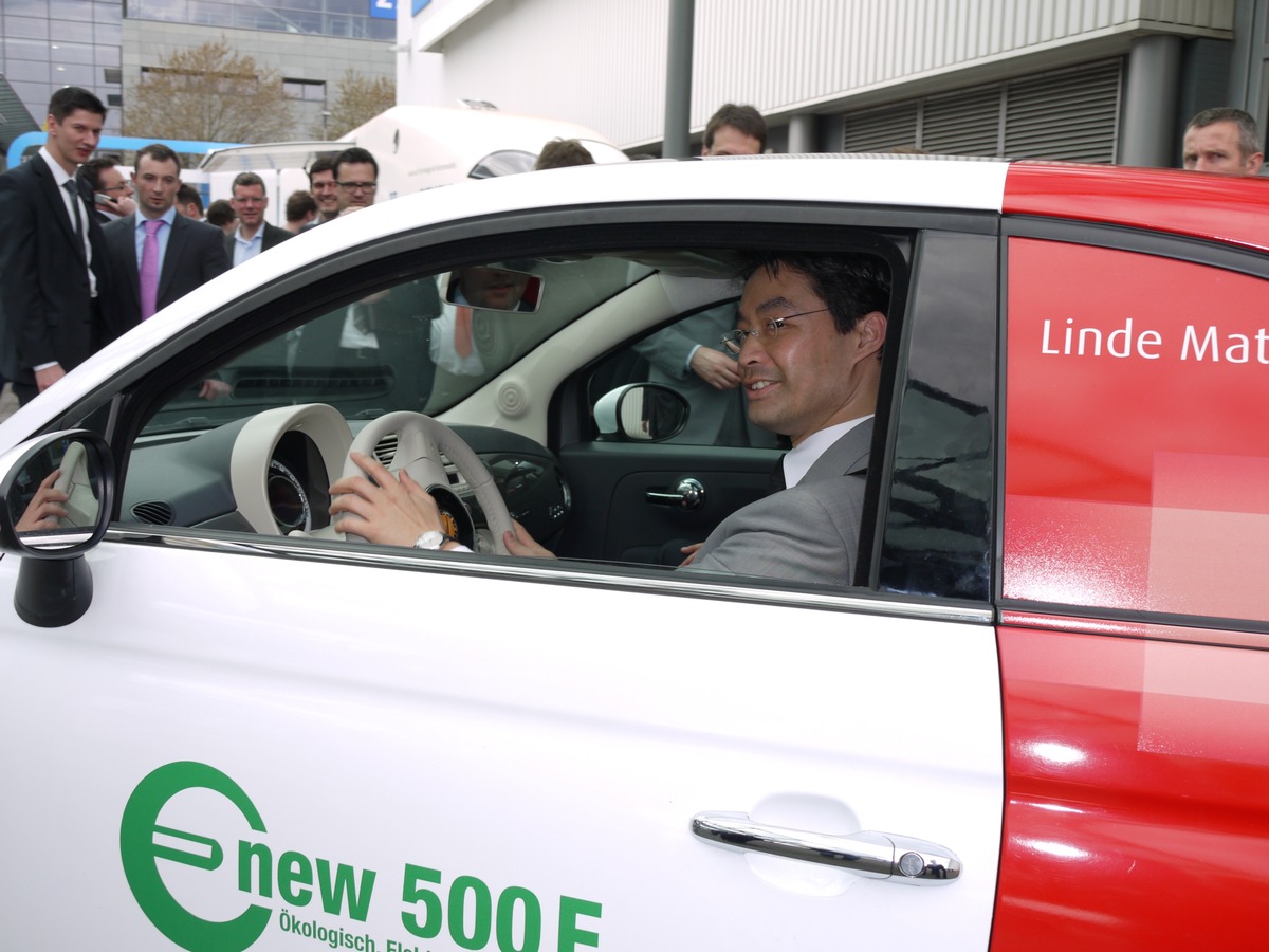 Philipp Rösler besucht Linde MH auf der Hannover Messe / Die Experten für Elektromobilität begeistern mit vielfältigen Möglichkeiten (BILD)