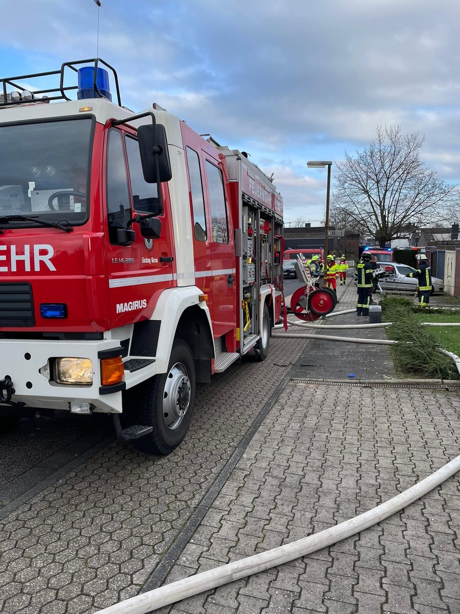 FW Bergheim: Kellerbrand in Bergheim-Glessen Eine schwerverletzte Person